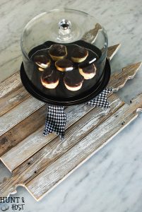 My fence picket obsession continues with this DIY picket fence serving tray tutorial.