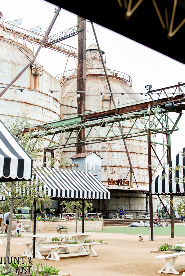 24 Outros lugares para fazer compras em Waco. Texas quando visitar o Magnolia Market e The Silos. Waco está repleto de belas lojas de antiguidades, de parcimónia e de decoração doméstica. Inspiração primaveril do Magnolia Market.