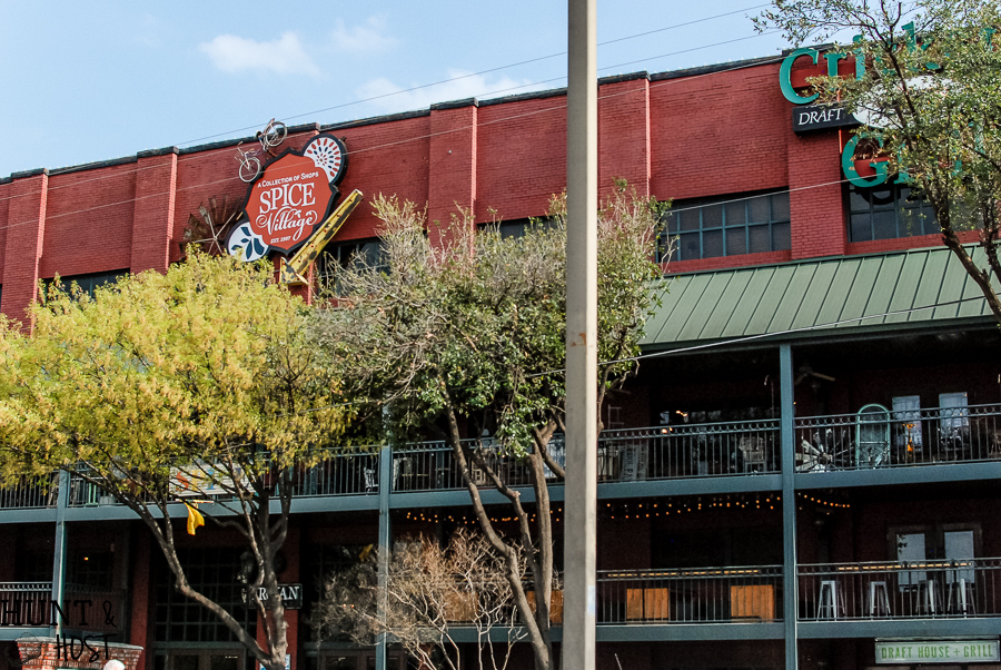 24 Outros locais para fazer compras em Waco. Texas quando se visita Magnólia Market e The Silos. Waco está repleto de belas lojas de antiguidades, de parcimónia e de decoração doméstica. Inspiração primaveril do Magnolia Market.