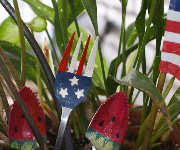 Easy DIY 4th of July craft ideas. Paint old silverware for festive July 4th decorations you can place around your house or in potted plants!