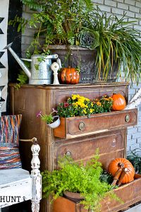 Tips on how to make your own fall décor style. This vintage farmhouse feel has a touch of boho for fall, come join tons of gorgeous fall home tours and gather fall decorating ideas for your home.