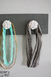This easy scrap wood coat rack is perfect to organize headbands, belts, jewelry, dish towels or whatever else you need to wrangle! It's an easy weekend project!