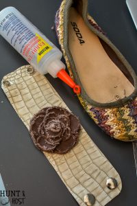 Purge to project ideas, old shoes make a cute cuff bracelet. Easy DIY cuff bracelet tutorial with snaps.