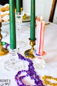 A classic Mardi Gras table and traditions full of New Orleans flair. An easy DIY plate decoration, "laissez les temps rouler" No Mardi Gras party is complete without king cake and café du monde coffee. Get your Mardi Gras beads and doubloons out for this festive big parade party!