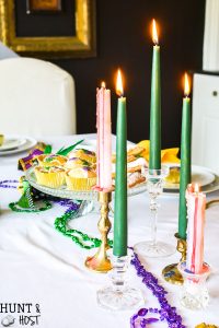 A classic Mardi Gras table and traditions full of New Orleans flair. An easy DIY plate decoration, "laissez les temps rouler" No Mardi Gras party is complete without king cake and café du monde coffee. Get your Mardi Gras beads and doubloons out for this festive big parade party!