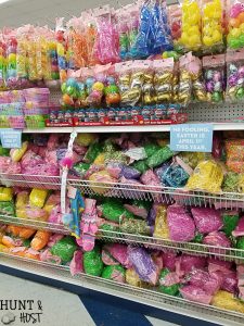 Dollar store Easter decorating ideas. Make a cute and easy Easter table for the kids plus other spring decor from the dollar store here!