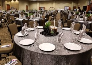 Tips for chic centerpieces on a budget. Are you decorating for a wedding or banquet and have a tight budget? These easy tips will help you create a gorgeous event without breaking the bank!