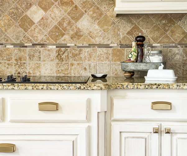 Kitchen hardware installation tips to make your spec house kitchen look amazing. #hardwareinstal #protips #kitchencabinets #kitchenpulls #brasshardware