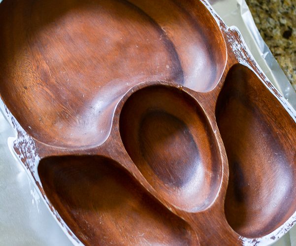 Grab a vintage wooden bowl from a thrift store and turn it into a quick and easy organization idea with this vintage wooden salad bowl makeover idea! #vintagefind #woodenbowl #easyogranization #declutter #vintagestyle #upcycledstorage