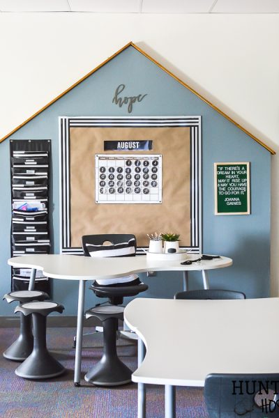 The cutest farmhouse classroom you ever saw. Visit this school room inspired by Magnolia Market and Joanna Gaines. It will have you wanting to pack a lunch and go back to school with it's fresh black and white decor and trendy farmhouse vibe. #farmhouseclassroom #farmhouseclassroomtheme #bulletinboard #farmhouseschool