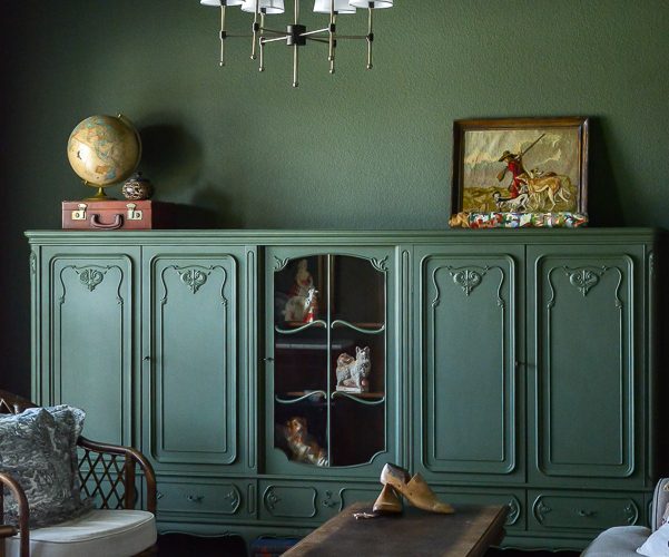 This plain jane white room gets a vintage makeover with moody green walls and a vintage bookcase painted to match. #moodygreen #bestgreenpaint #vintagelibrary #bookcase