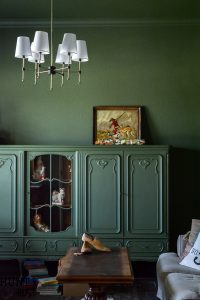 This plain jane white room gets a vintage makeover with moody green walls and a vintage bookcase painted to match. #moodygreen #bestgreenpaint #vintagestorage #vintagestyle #greenwalls #2018paintrend