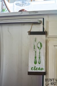 Everyone have an excuse for not putting their dishes in the dishwasher? This precious DIY clean or dirty dishwasher sign will help answer some questions flying around your kitchen sink! Now your people will know if the dishes are clean or dirty from your easy to make sign! #stencilart #kitchenidea #dishwasher #cleanordirty # chalkart #diybanner