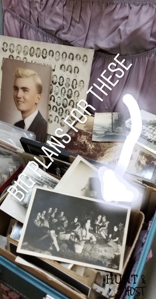  spekulerer du på, hvad du skal gøre med gamle fotografier? Se vintage billeder hele tiden i sparsommelige butikker og loppemarkeder? Denne nemme DIY-ide hjælper dig med at tilføje vintage kunst til dit hjem på ingen tid til små omkostninger. Disse gamle fotoopdateringer er perfekte til styling af vignetter, gallerivals eller opdatering af familiebilleder med personlig betydning. #oldphotograph # vintage stil #vignet #gallerivæg #stencilproject #chalkart #makerboss 