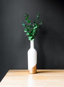 25 Unique bud vase ideas to easily decorate your home with fresh flowers or maybe even faux flowers for a budget friendly way to decorate, especially a small space!! #smallspacedecor #budvaseideas #flowerdecor #easyDIYdecor #smalllivingareaideas
