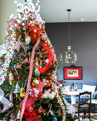 Learn how to make a beautiful and easy Christmas bow tree topper to update your Christmas decoration. This home tour highlights classic heirloom Christmas ornaments and decorating given a fresh update with new ribbons and garland. #handmadewithJOANN #Christmasupdate #bowmaking