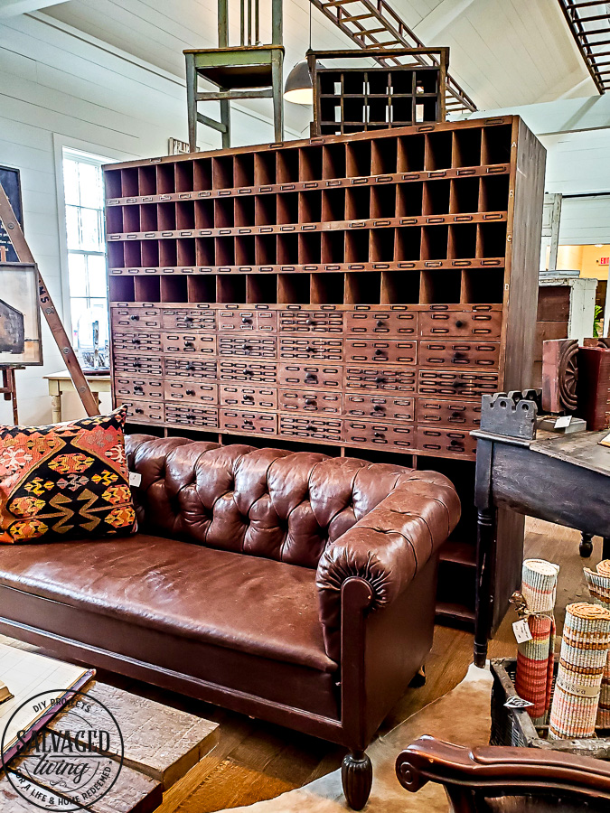 Vintage trends come and go, this list of the hot finds from the Spring 2019 Round Top Antiques Fair will help you keep your eyes peeled for the lasted decorating trends when you are out thrifting. Be on the lookout for silver tea pots, ladders, fur coats, tin cans, vintage photograph, vintage game pieces, antique bird cages and large canvas prints to name a few! 