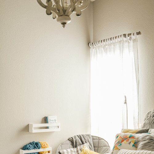 Design a cozy reading corner in your bedroom for a soft and dreamy retreat perfect for getting lost in a good book! Simple touches set the mood for this reading nook! #bookworm #readingnook #readingcorner #bedroomretreat #booknook #cozyreadingcornerforteens #DIYcurtains #bookshelf #cratefurniture