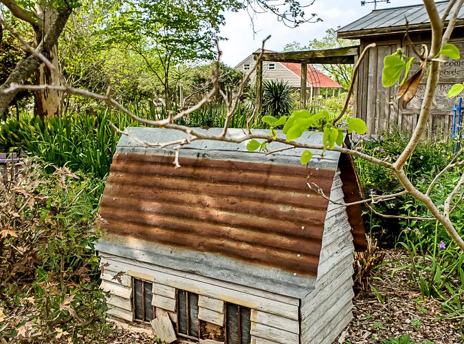 Take tour through the Antique Rose Emporium in Brenham, Texas and see the lovely gardens, wedding venue and inspirational views right here! #antiquerose #botaicalgarden #texasroadtrip #roundtop #roadtrip #daytrip #rosegarden