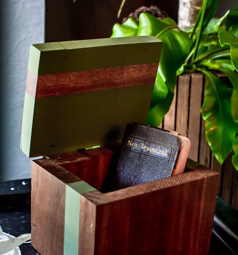 When you find an inexpensive wood box and you need a fresh and easy makeover idea this is an easy way to update a decorative box in minutes. Little wood boxes are perfect for storage and decorating ideas. #woodbox #modernvintage #updateidea #easyDIY #fiveminutecraft #vintagestyledecor