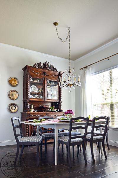 A plain dining room gets an upgrade to vintage glam with a gorgeous gold painted ceiling. See the best paint color for a metallic gold ceiling, perfect for a vintage dining room, classy master bedroom or stunning in a small bathroom. #5thwall #paintedceiling #ceilingcolor #metallicgoldpaint #diningroommakeover #vintagestyle