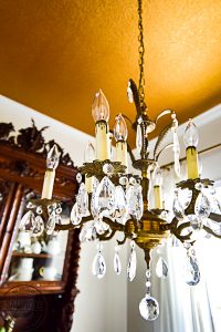 A plain dining room gets an upgrade to vintage glam with a gorgeous gold painted ceiling. See the best paint color for a metallic gold ceiling, perfect for a vintage dining room, classy master bedroom or stunning in a small bathroom. #5thwall #paintedceiling #ceilingcolor #metallicgoldpaint #diningroommakeover #vintagestyle