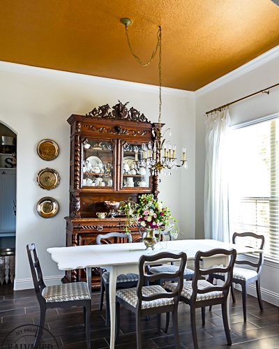 A plain dining room gets an upgrade to vintage glam with a gorgeous gold painted ceiling. See the best paint color for a metallic gold ceiling, perfect for a vintage dining room, classy master bedroom or stunning in a small bathroom. #5thwall #paintedceiling #ceilingcolor #metallicgoldpaint #diningroommakeover #vintagestyle