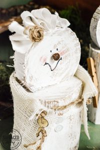 Learn how to make a cheap and easy DIY scrap wood snowmen family. The perfect Christmas decoration or gift idea for a family. This easy snowman craft lets you personalize each snowman face and outfit with junk art from your house! #holidaydecor #handandeChristmas ##snowmancrafts #woodensnowmen #farmhouseChristmas