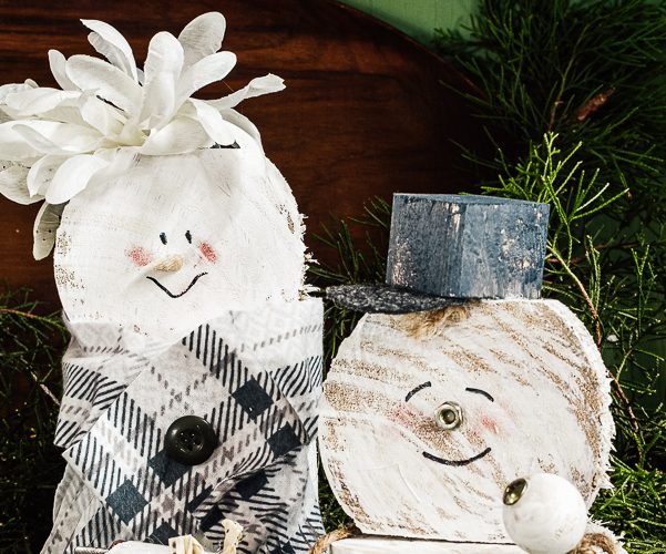 Learn how to make a cheap and easy DIY scrap wood snowmen family. The perfect Christmas decoration or gift idea for a family. This easy snowman craft lets you personalize each snowman face and outfit with junk art from your house! #holidaydecor #handandeChristmas ##snowmancrafts #woodensnowmen #farmhouseChristmas