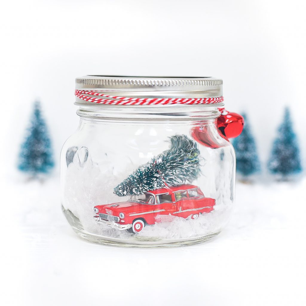 21 DIY gift ideas in a jar that are perfect for the holidays! Get a ton of great gift giving ideas for women on your gift list. Cute jar decor ideas and more are all here for your creativity to go wild. #jargifts #giftideas #masonjar #balljar #easyDIYgift