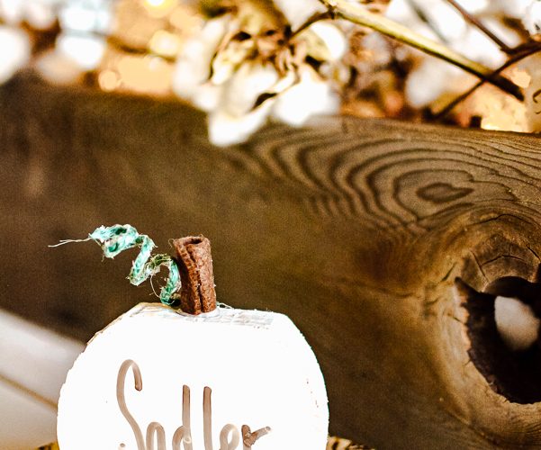 DIY dry erase pumpkins for a fall tablescape, perfect for a large Thanksgiving get together. Use these dry erase name plates over and over for neutral fall decor. #dryeraseboardideas #DIYdryerase #dryerasedecorate #falltablescape