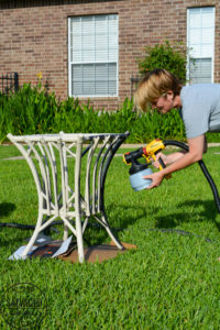 Learn how to paint rattan furniture for a quick and easy makeover. You can redo a room in an afternoon and this inspirational DIY rattan makeover will give you the tips and encouragement to make it happen! Grab your mismatched furniture and use paint to bring it all together! #furniturepainting #paintingtips #wickermakeover #rattanfurniture