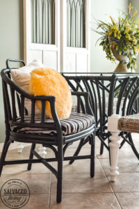 Learn how to paint rattan furniture for a quick and easy makeover. You can redo a room in an afternoon and this inspirational DIY rattan makeover will give you the tips and encouragement to make it happen! Grab your mismatched furniture and use paint to bring it all together! #furniturepainting #paintingtips #wickermakeover #rattanfurniture