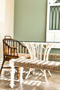 Learn how to paint rattan furniture for a quick and easy makeover. You can redo a room in an afternoon and this inspirational DIY rattan makeover will give you the tips and encouragement to make it happen! Grab your mismatched furniture and use paint to bring it all together! #furniturepainting #paintingtips #wickermakeover #rattanfurniture