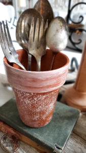 DIY painted terracotta pot idea for cute and easy rustic home decor. This new terra cotta planter goes to shabby chic instantly with this bubble wrap painting hack! Perfecr for spring decorating or a cuteorganization idea, making over a terracotta pot is so simple! #bubblewrap #burlapprojectidea #springplanter #rusticdecor