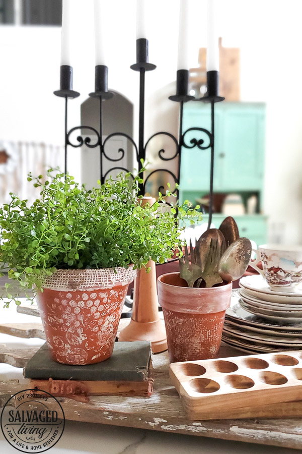 DIY painted terracotta pot idea for cute and easy rustic home decor. This new terra cotta planter goes to shabby chic instantly with this bubble wrap painting hack! Perfecr for spring decorating or a cuteorganization idea, making over a terracotta pot is so simple! #bubblewrap #burlapprojectidea #springplanter #rusticdecor