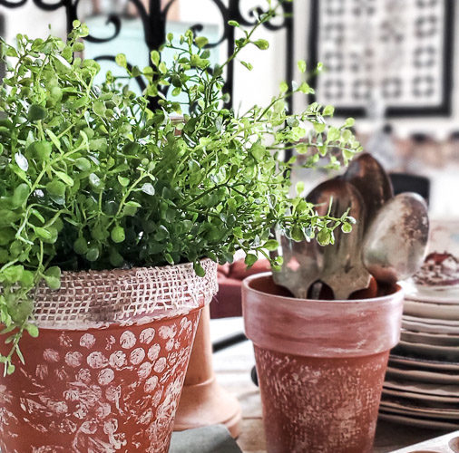 DIY painted terracotta pot idea for cute and easy rustic home decor. This new terra cotta planter goes to shabby chic instantly with this bubble wrap painting hack! Perfecr for spring decorating or a cuteorganization idea, making over a terracotta pot is so simple! #bubblewrap #burlapprojectidea #springplanter #rusticdecor