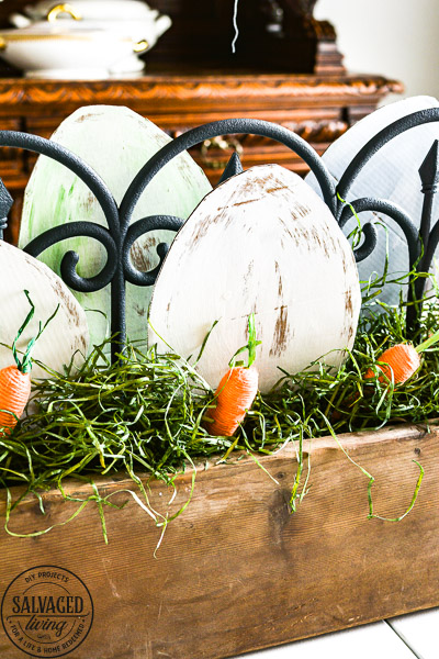 Budget Easter table centerpiece idea you can make with a few dollar store supplies and things you have at home for a sweet Easter table your family will enjoy. #eastertable #eatercraft #easterdecor 