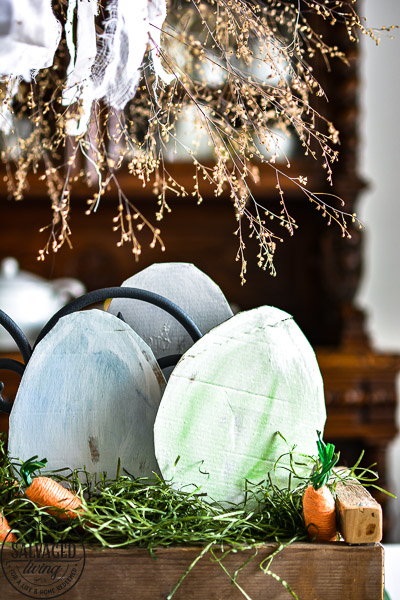 Budget Easter table centerpiece idea you can make with a few dollar store supplies and things you have at home for a sweet Easter table your family will enjoy. #eastertable #eatercraft #easterdecor 