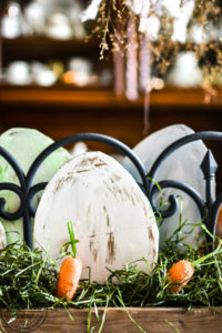 Budget Easter table centerpiece idea you can make with a few dollar store supplies and things you have at home for a sweet Easter table your family will enjoy. #eastertable #eatercraft #easterdecor