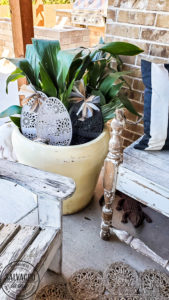 Try this easy idea for dollar store yard decor for Easter. You can get a fun farmhouse look for Easter decorations with this budget friendly Easter craft. I like to add yard decor to potted plants on my patio or potted plants inside. Who says yard art has to stay outside? #yarddecor #dollartreecraft #eastercraft #easterdecoridea