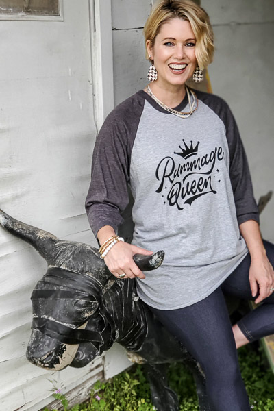 the perfect junk hunting t-shirt - wear this comfy raglan tee while out at garage sales, thrift stores and flea markets for the cutest look that says what you are all about! #graphictee #vintagestyle #fashion