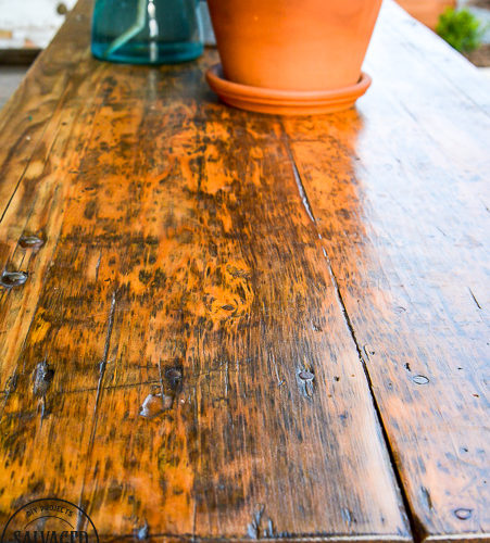 Don't toss your old wood patio furniture if it is weathered and worn! Refinishing wood patio furniture tips are here for you to make your wood patio furniture look like new. #porchdecor #woodrefinishing #furnituremakeover