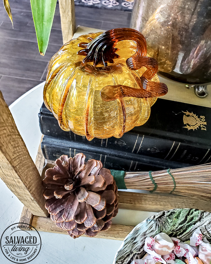Rustic fall centerpiece idea for your fall decorating on a budget. Use nature and thrifted finds in your fall decor line up for a worn. warm, cozy fall vibe. #fallbudgetdecor #decoratinideas #cozyfall #simplefalldecor