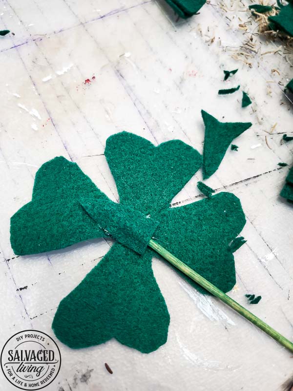 Make an easy DIY shamrock out of felt for your St. Patrick's Day decor! #st.PatricksDay #DIYShamrock #Shamrockcraft #fourleafclover 