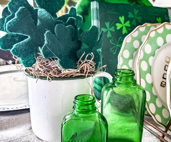 Make an easy DIY shamrock out of felt for your St. Patrick's Day decor! #st.PatricksDay #DIYShamrock #Shamrockcraft #fourleafclover