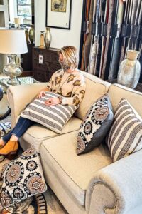 Picking out a new sofa can be hard, here are my best tips on selecting the perfect cozy living room couch for your home. Plus I will show you some beautiful cozy sofa choices for you to choose from! #roomstogo #myroomstogohome #RoomsToGo30 #cozylivingroom #couch #cozysofa #cozyhome
