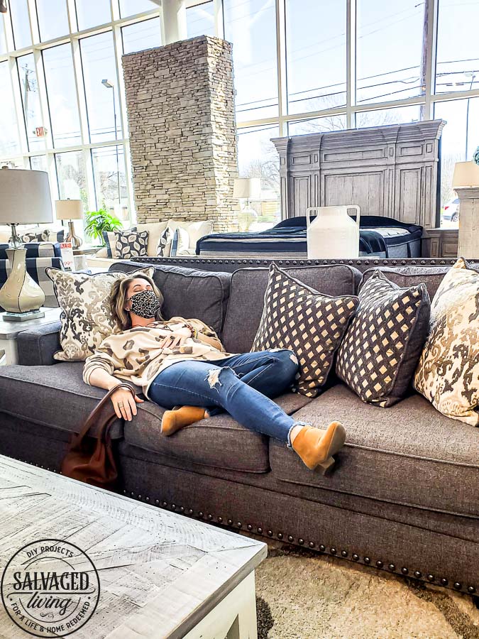 Picking out a new sofa can be hard, here are my best tips on selecting the perfect cozy living room couch for your home. Plus I will show you some beautiful cozy sofa choices for you to choose from! #roomstogo #myroomstogohome #RoomsToGo30 #cozylivingroom #couch #cozysofa #cozyhome