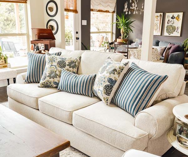 Picking out a new sofa can be hard, here are my best tips on selecting the perfect cozy living room couch for your home. Plus I will show you some beautiful cozy sofa choices for you to choose from! #roomstogo #myroomstogohome #RoomsToGo30 #cozylivingroom #couch #cozysofa #cozyhome