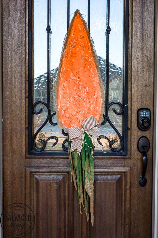 How to make a DIY Burlap door hanger for Easter and spring door decorating. #doorhanger #burlapdoorhanger #DIYdoorhanger